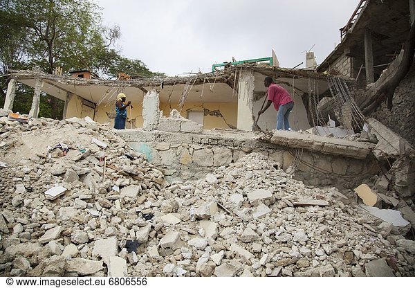 hoch oben Wohnhaus arbeiten sauber Vernichtung Erdbeben Haiti hart