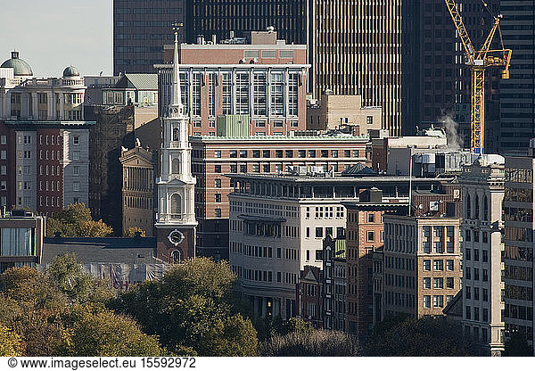 Hochformatige Ansicht einer Kirche in einer Stadt  Park Street Church  Tremont Street  Boston  Massachusetts  USA