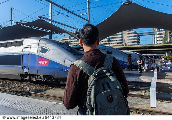 Hochgeschwindigkeitszug Paris Hauptstadt Frankreich Mann sehen Tourist Kai innerhalb Lyon Haltestelle Haltepunkt Station Zug