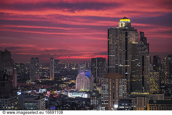 Hochhäuser am Abendhimmel in Bangkok