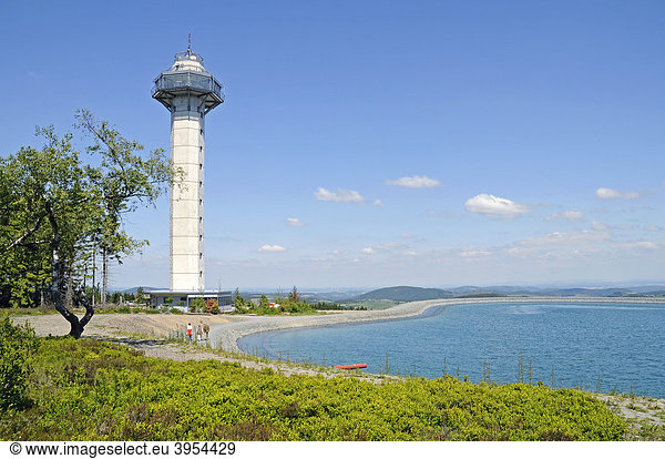 Hochheideturm Aussichtsturm künstlicher See zur Herstellung von Kunstschnee Ettelsberg Willingen Upland Hochsauerland Sauerland Hessen Deutschland Europa
