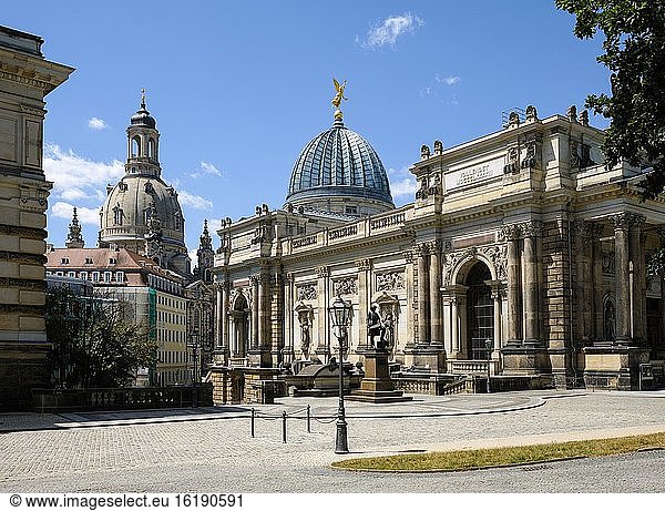 Hochschule für Bildende Künste  ehemalige Kunstakademie  hinten die Frauenkirche  Dresden  Sachsen  Deutschland  Europa