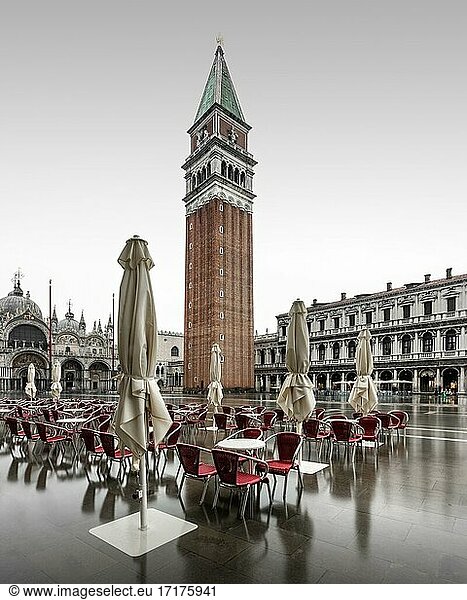Hochwasser mit Campanile auf der Piazzetta des Markusplatzes  Venedig  Italien  Europa