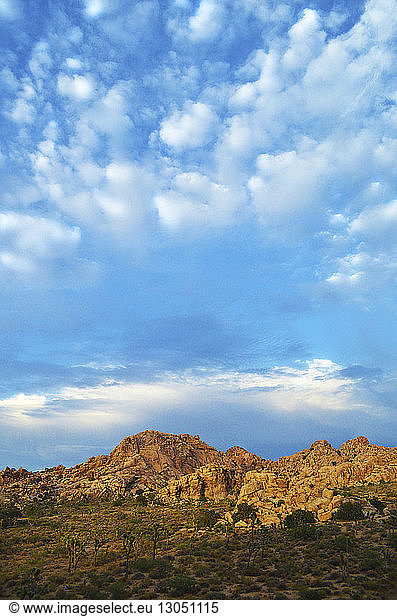 Hochwinkel-Szenenansicht der Berge vor bewölktem Himmel im Joshua-Tree-Nationalpark
