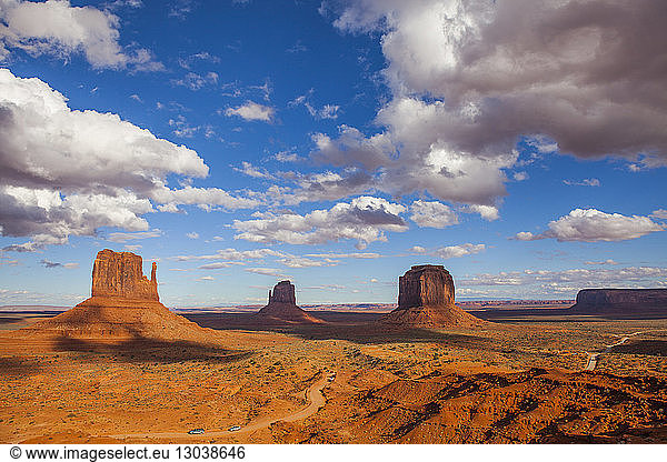 Hochwinkel-Szenenansicht der Felsformationen im Monument Valley bei bewölktem Himmel