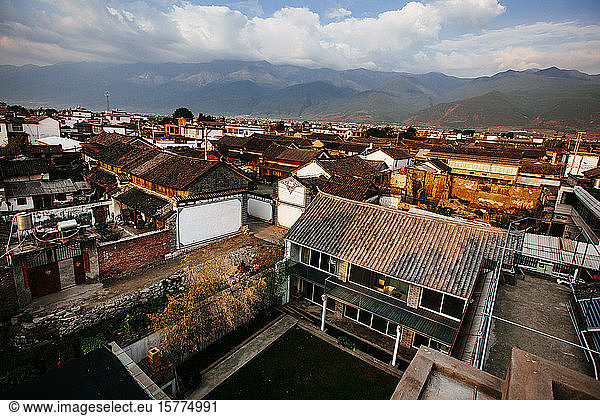 Hochwinkelansicht über die Dächer traditioneller asiatischer Häuser  Berge in der Ferne.