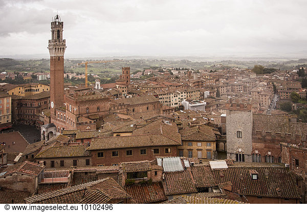 Hochwinkelansicht über die Stadt Siena mit den Wahrzeichen Piazza del Campo und Torre del Mangia.