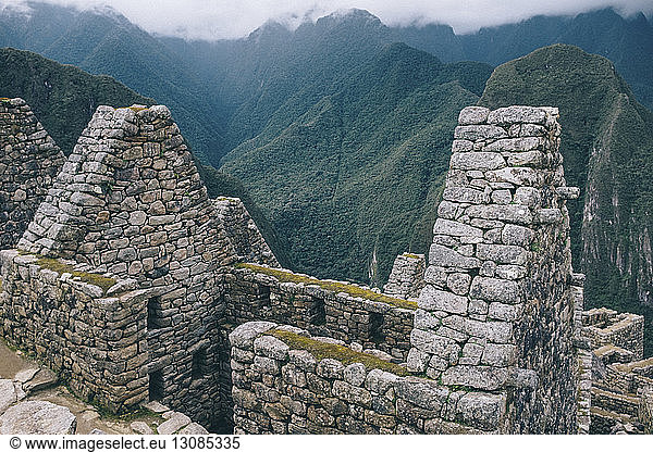 Hochwinkelansicht der alten Ruinen und Berge bei Machu Picchu