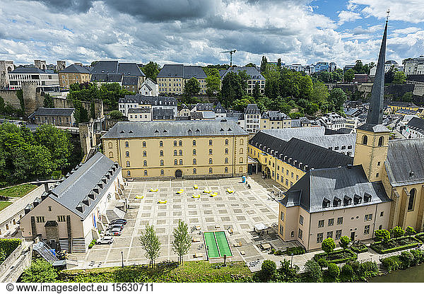 Hochwinkelansicht der Altstadt von Luxemburg gegen den Himmel
