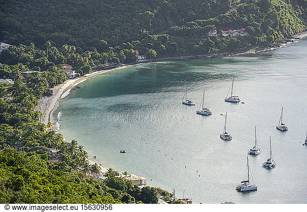 Hochwinkelansicht der Boote in Cane Garden Bay  Tortola  Britische Jungferninseln