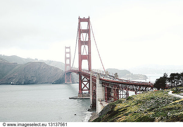 Hochwinkelansicht der Golden Gate Bridge bei klarem Himmel