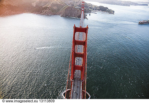 Hochwinkelansicht der Golden Gate Bridge über dem Meer.