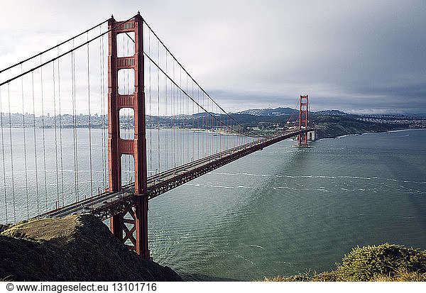 Hochwinkelansicht der Golden Gate Bridge gegen den Himmel