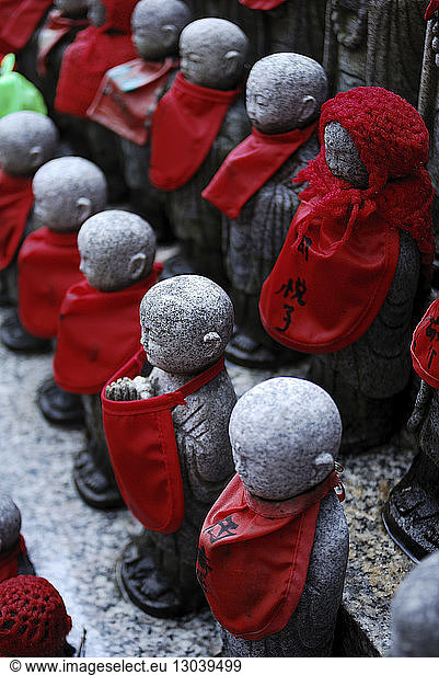 Hochwinkelansicht der Jizo-Statuen im Tempel