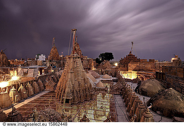 Hochwinkelansicht der Kuppeln des Jaisalmer Forts und der Jain-Tempel bei Nacht