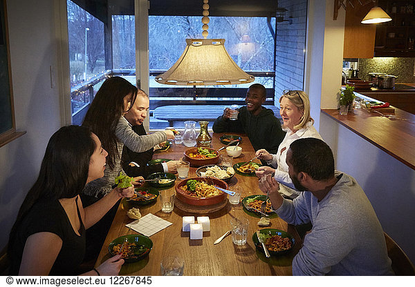 Hochwinkelansicht der Mehrgenerationen-Familie beim Essen am Tisch