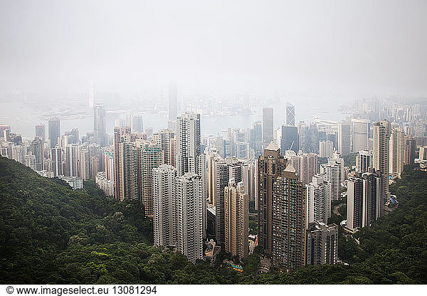 Hochwinkelansicht der Skyline von Hong King bei nebligem Wetter