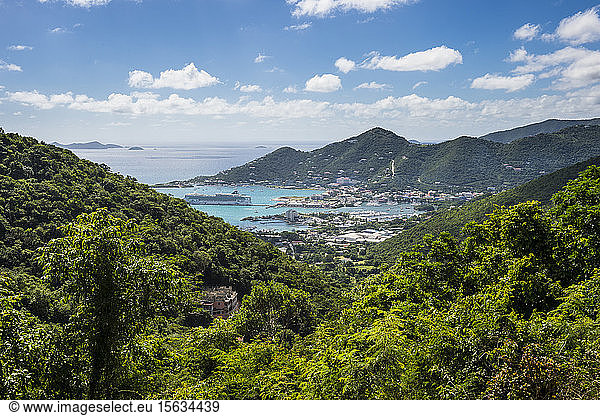 Hochwinkelansicht der Stadt Road gegen den Himmel  Tortola  Britische Jungferninseln