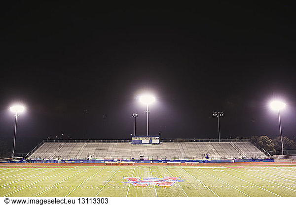 Hochwinkelansicht des American-Football-Stadions gegen den Nachthimmel