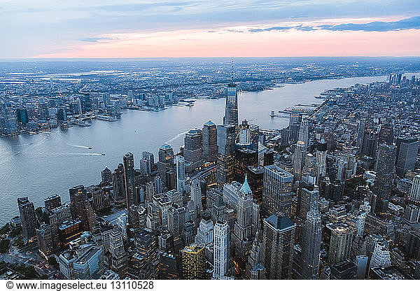 Hochwinkelansicht des One World Trade Center am Hudson River in der Stadt in der Abenddämmerung