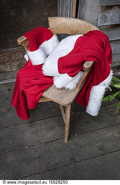 Hochwinkelansicht des Weihnachtsmannkostüms auf einem Stuhl.