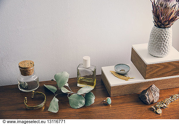 Hochwinkelansicht einer Blumenvase mit Schmuck- und Schönheitsprodukt auf dem Tisch