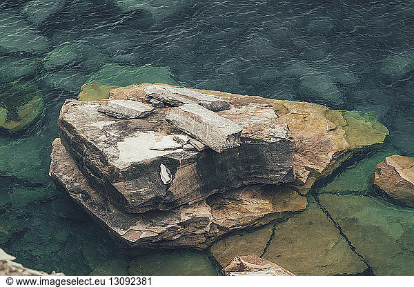 Hochwinkelansicht einer Felsformation auf See