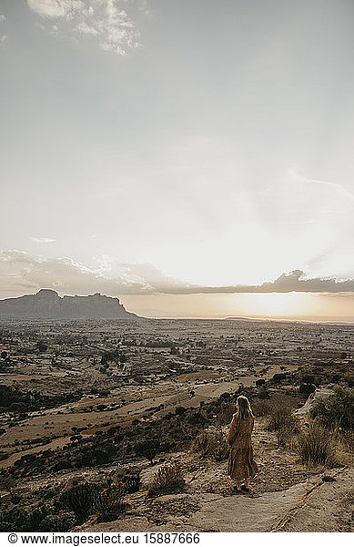 Hochwinkelansicht einer Frau mit Blick auf die Gheralta-Berge  Äthiopien  Central Tigray  Hawzen