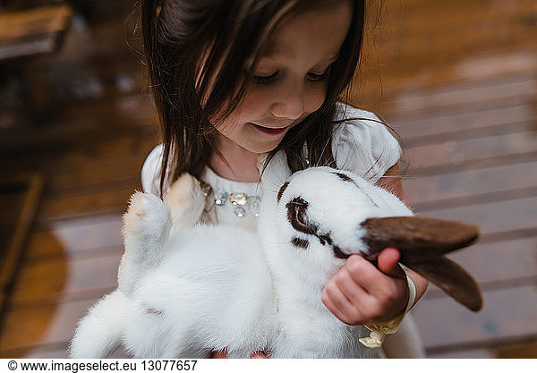 Hochwinkelansicht eines niedlichen Mädchens mit Kaninchen