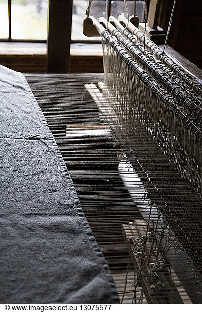 Hochwinkelansicht eines Webstuhls in einer Textilfabrik