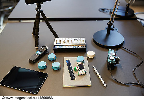 Hochwinkelansicht verschiedener Technologien auf dem Schreibtisch im Büro