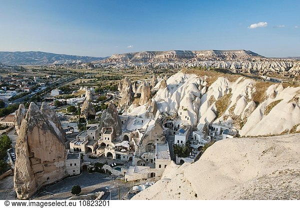 Hochwinkelansicht von Felsformationen und Wohnungen  Kappadokien  Anatolien  Türkei