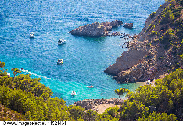 Hochwinkelansicht von in der Bucht vor Anker liegenden Yachten  Andratx  Mallorca  Spanien