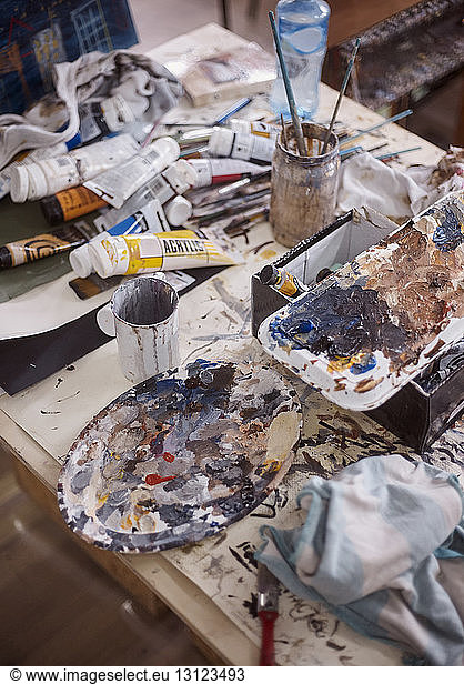 Hochwinkelansicht von Kunst- und Handwerksgeräten auf dem Tisch