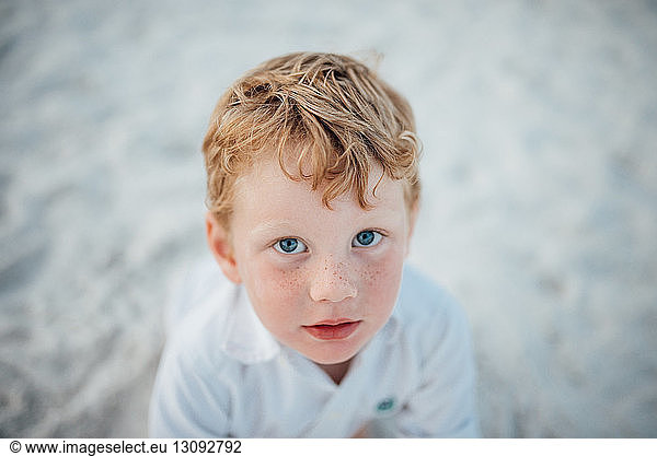 Hochwinkelporträt eines Jungen am Strand von Panama City