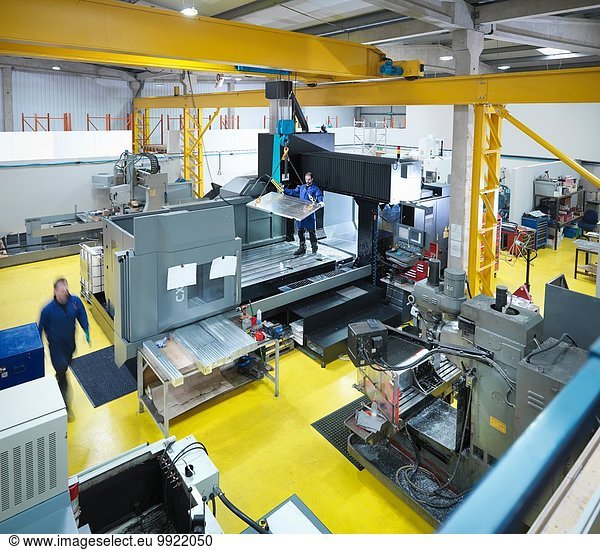 Hochwinkliger Überblick über die technische Anlage in der Kunststofffabrik