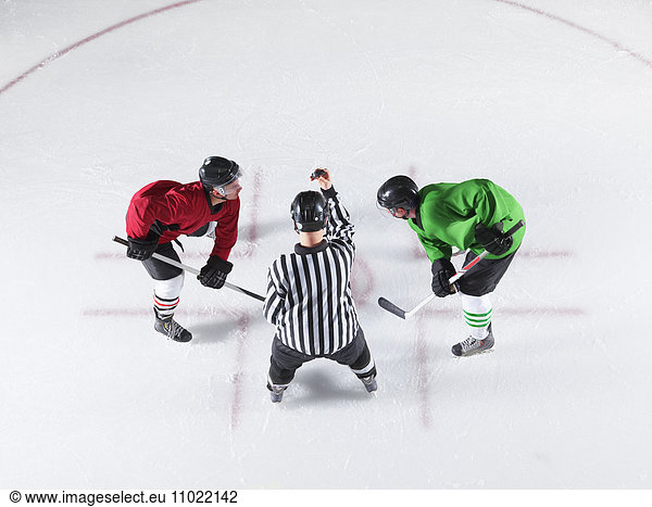 Hockey-Schiedsrichter initiiert Eröffnungsspiel zwischen den Gegnern