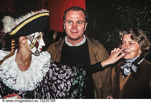 HoeneÃŸ  Ulrich 'Uli'  * 5.1.1952  deut. Sportler  FuÃŸballfunktionÃ¤r und Unternehmer  Manager des FC Bayern MÃ¼nchen 1979 - 2009  Halbfigur  mit Ehefrau Susanne bei der Premiere des neuen Programm im Zirkus Roncalli  MÃ¼nchen  13.10.1993