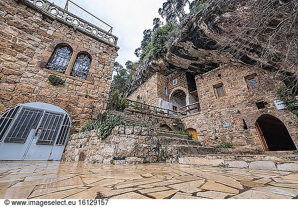 Hof des Klosters Unserer Lieben Frau von Qannoubine im Kadisha-Tal  auch Heiliges Tal genannt  im nördlichen Gouvernement Libanon.
