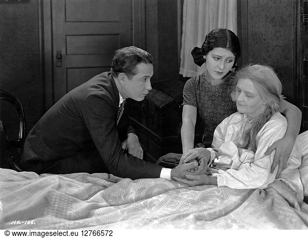 HOGAN'S ALLEY  1925. American silent film. Monte Blue as Lefty O'Brien  Patsy Ruth Miller as Patsy Ryan  and Mary Carr as Mother Ryan in 'Hogan's Alley ' directed by Roy Del Ruth. Film still  1925.