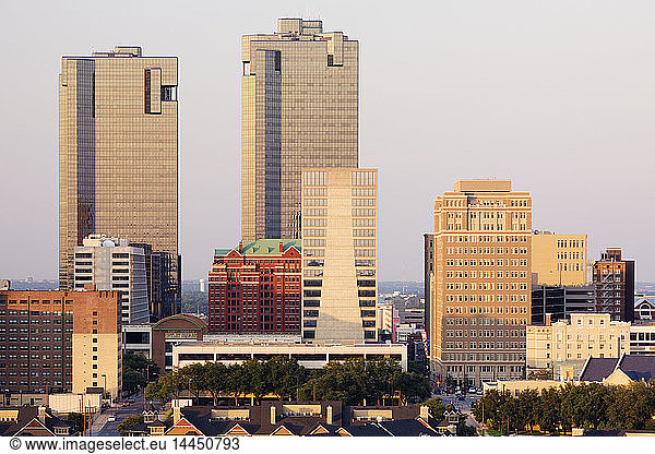 Hohe Gebäude in Fort Worth in der Abenddämmerung