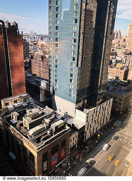 Hohe Gebäude und Straßen in der Innenstadt von New York City  New York  USA.