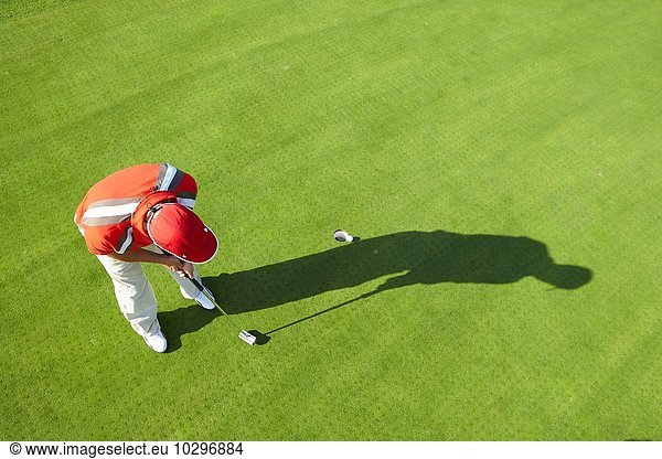 Hohe Sicht auf Golfer und Schattenspender