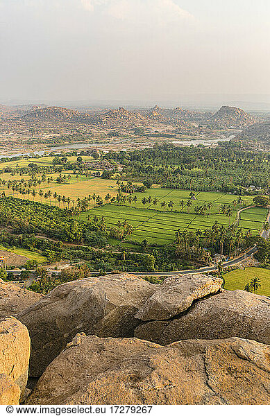 Hohe Winkel Ansicht der landschaftlichen Ansicht der Natur  Karnataka  Hampi  Indien