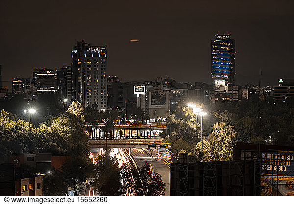 Hohe Winkelansicht von Mexiko-Stadt gegen den Himmel bei Nacht  Mexiko