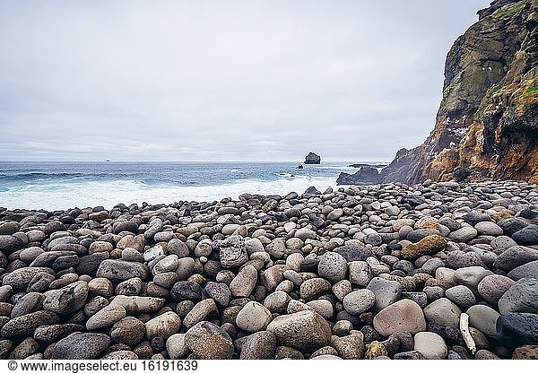 Hoher Geröllkamm aus abgerundeten Steinen  genannt Valahnukamol und Valahnukur in Reykjanesskagi - Südliche Halbinsel  Island.