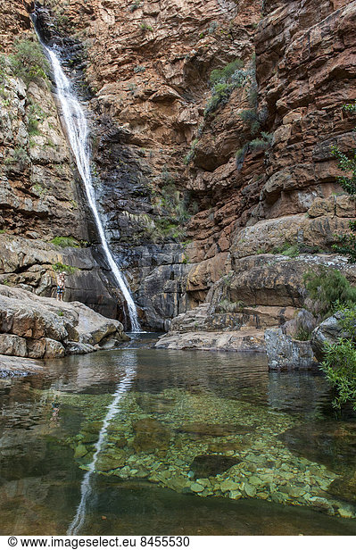 Hoher Wasserfall an einer einer Klippe  Swartberge Gebirge  UNESCO-Weltnaturerbe  Westkap  Südafrika