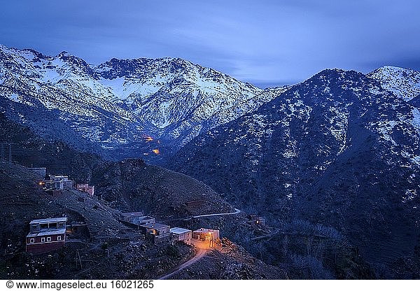 Hohes Atlasgebirge mit Berberdörfern und Häusern. Azzaden-Tal. Marokko.