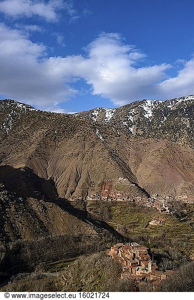 Hohes Atlasgebirge mit Berberdörfern und Häusern. Azzaden-Tal. Marokko.