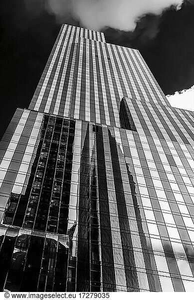 Hohes Bürogebäude im Financial District  New York  USA